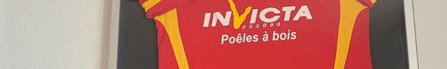 Cadre pour maillot avec un maillot du RC Lens et une carte autographiée