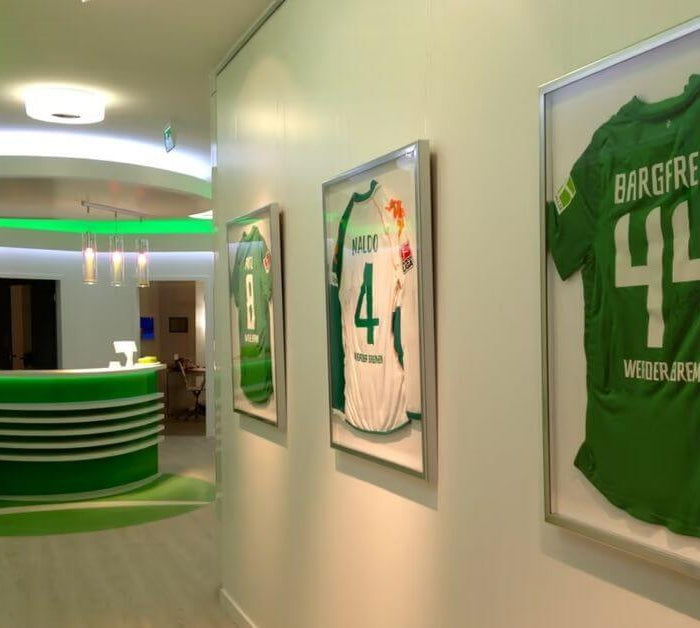 <p><em>"En tant que médecin du sport, j'ai longtemps cherché un moyen professionnel de présenter des maillots de manière élégante. Avec ces cadres, j'ai enfin trouvé la solution idéale. L'effet dans la pièce est impressionnant !"</em></p>