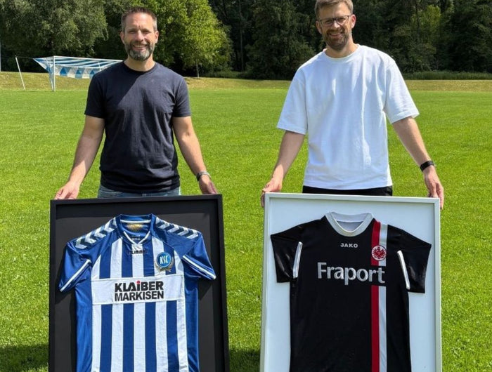 Les fondateurs de trikotrahmen.de avec leurs maillots préférés encadrés